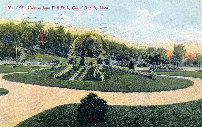 Topiary Arch in John Ball Park