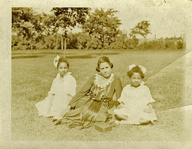 Estelle (Wyley) Murphy with Daughters, Thelma and Verna